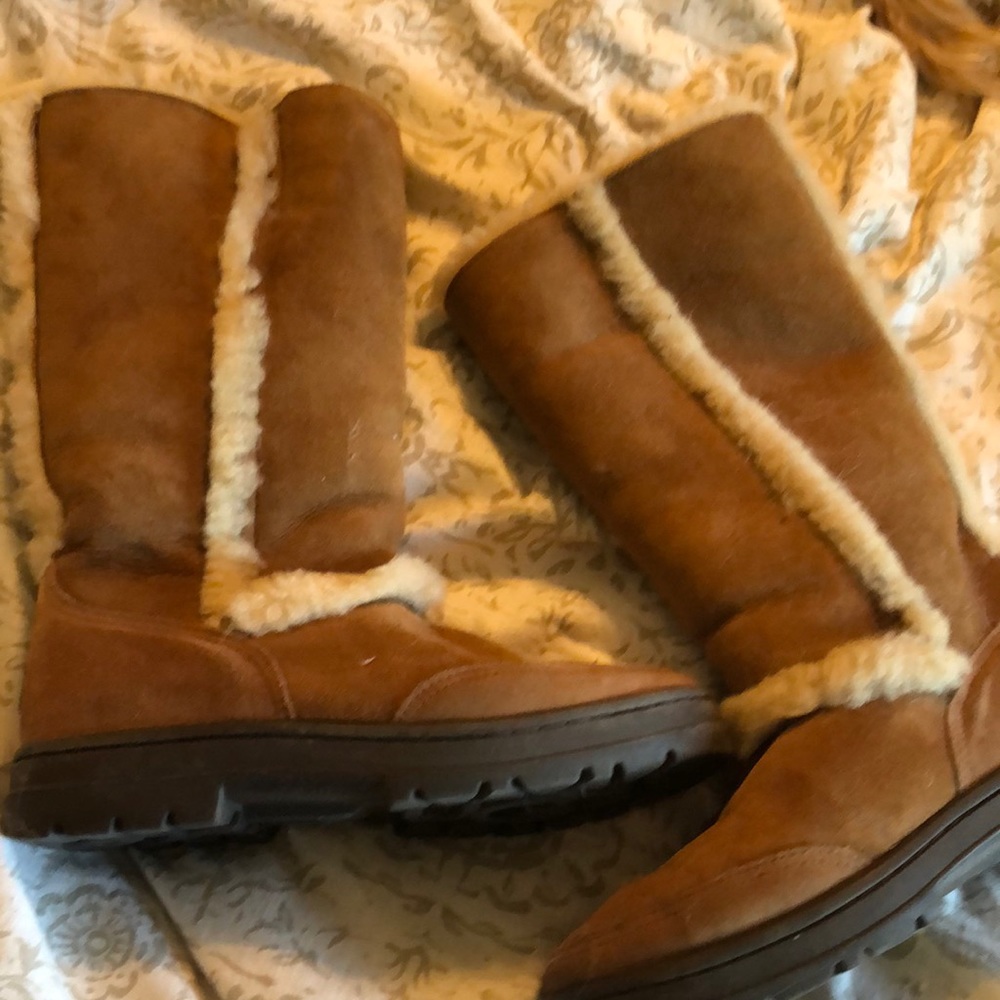 Womens Uggs barely worn size 8
